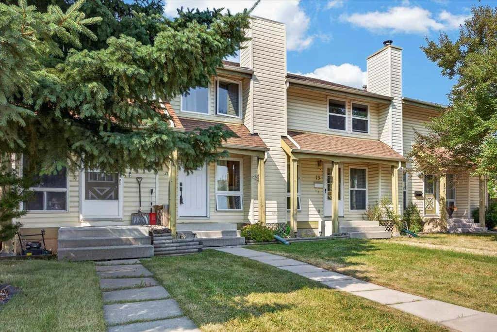 Photo of 21 Woodhill Court SW, Calgary, AB T2W 3P1 (MLS # A2335320)