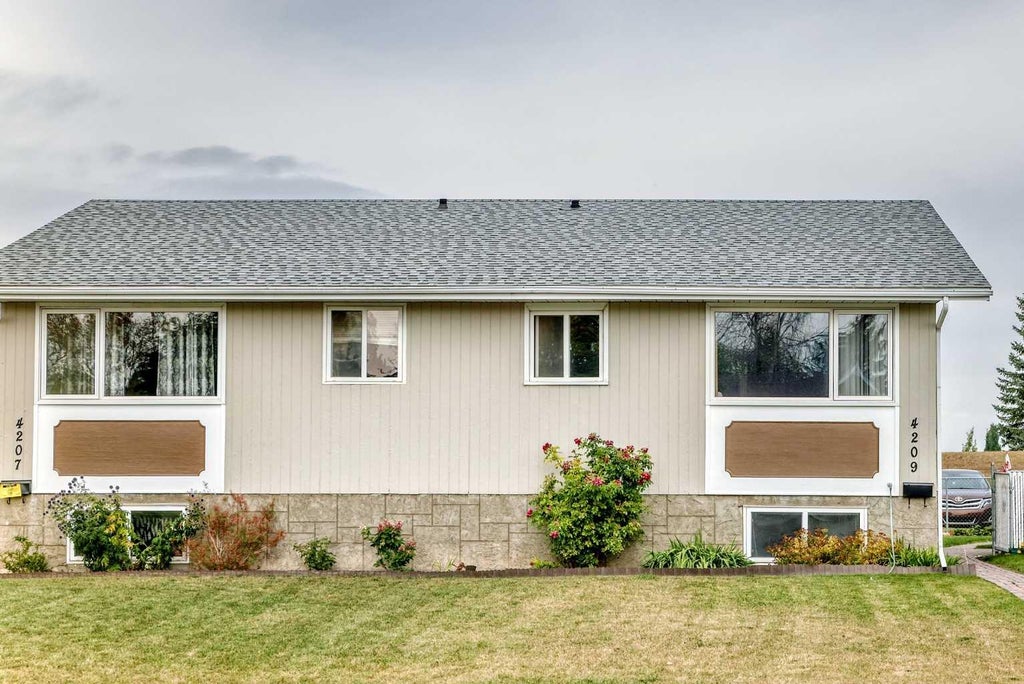 Photo of 4209 54 Avenue, Innisfail, AB T4G 1K4 (MLS # A2347342)