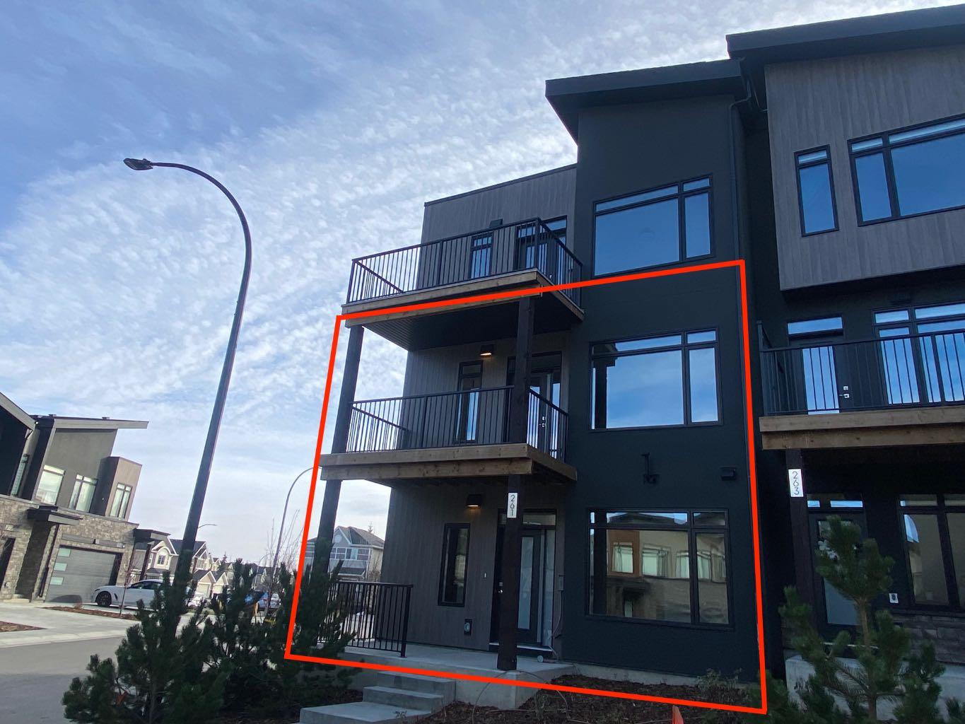 261 Royal Elm Road NW