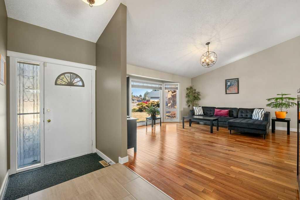 44 Deerbrook Crescent SE