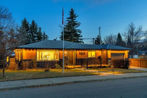 3 Cardiff Drive NW Calgary AB T2K 1R4