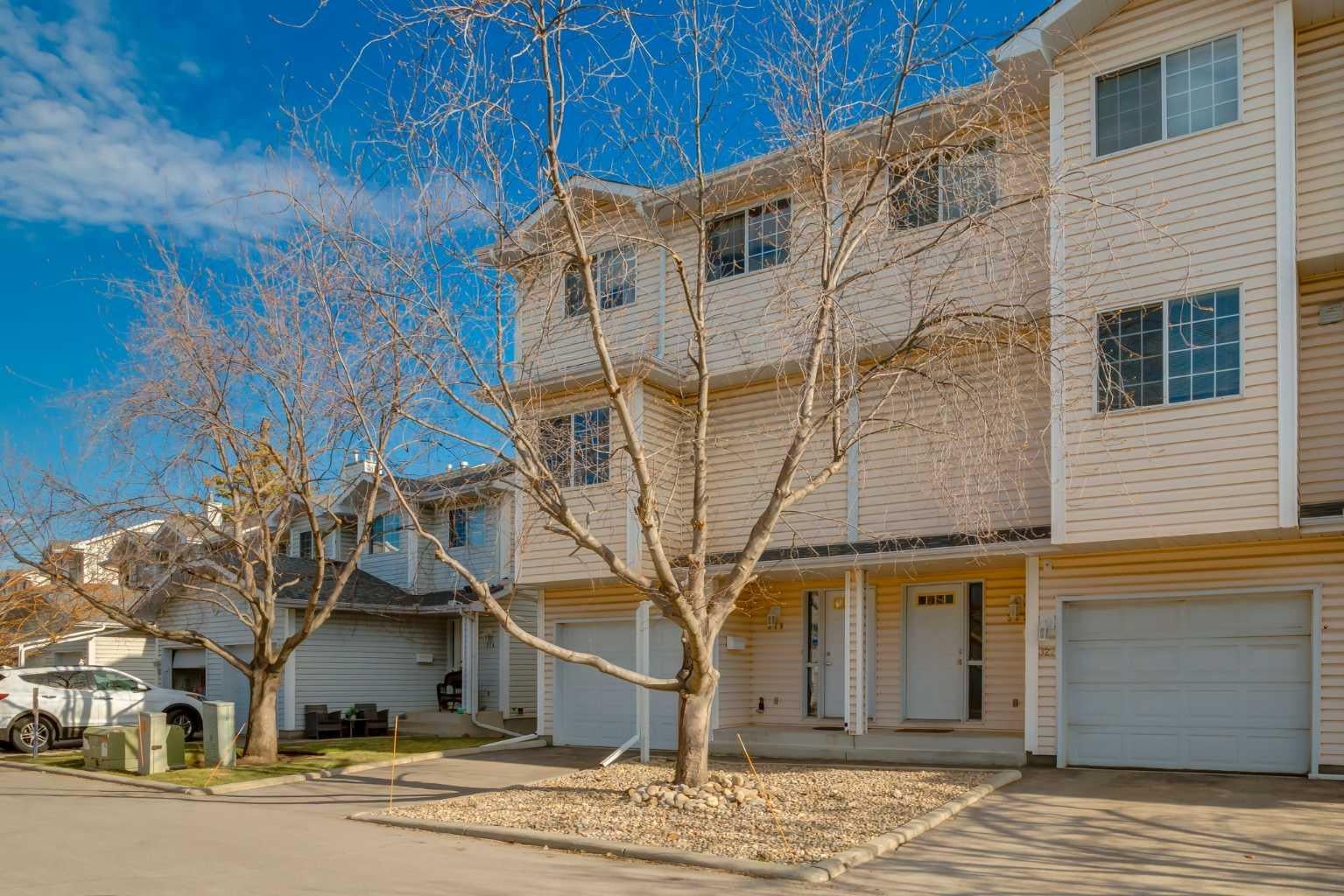 318 Hawkstone Manor NW