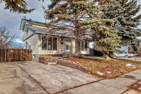 652 Queensland Drive SE Calgary AB T2J 4G7