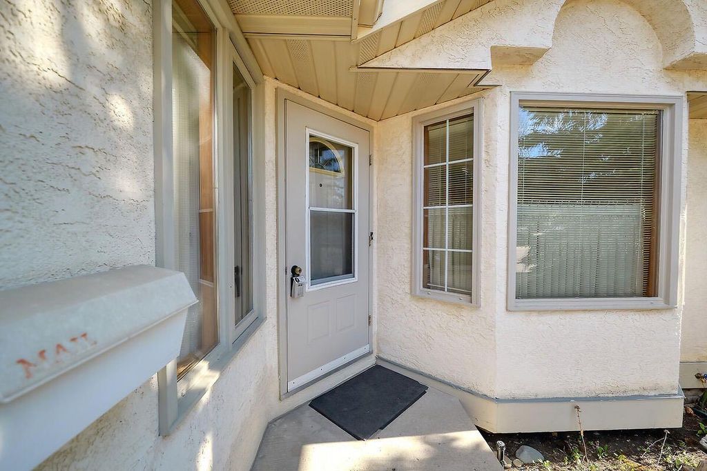 Photo of 37 Edgepark Villas NW, Calgary, AB T3A 3S2 (MLS # A2310275)