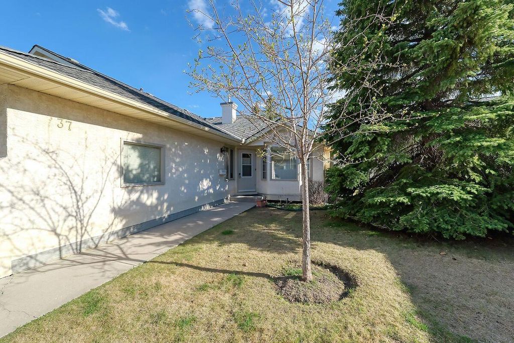 Photo of 37 Edgepark Villas NW, Calgary, AB T3A 3S2 (MLS # A2310275)