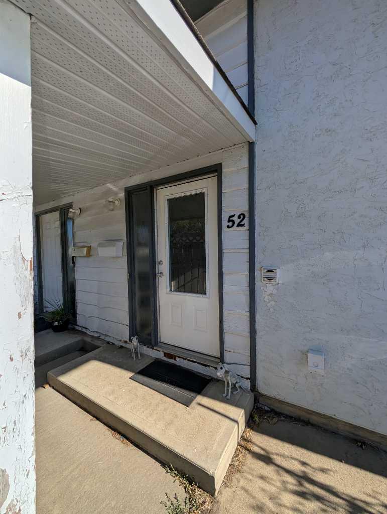 52 Collins Crescent SE