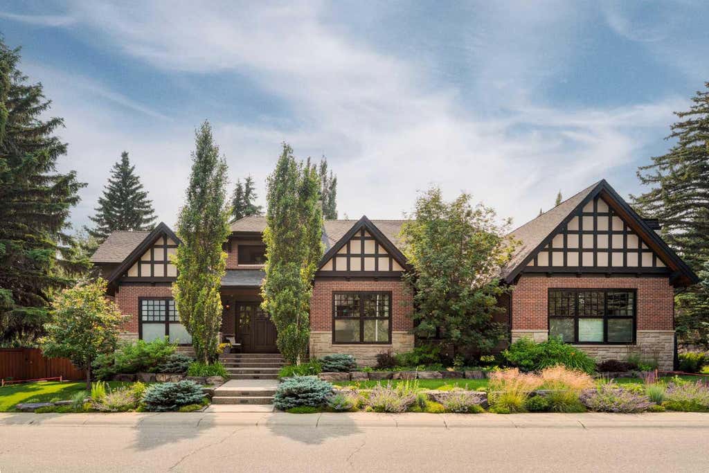 Photo of 1111 Belavista Crescent SW, Calgary, AB T2V 2A9 (MLS # A2336338)