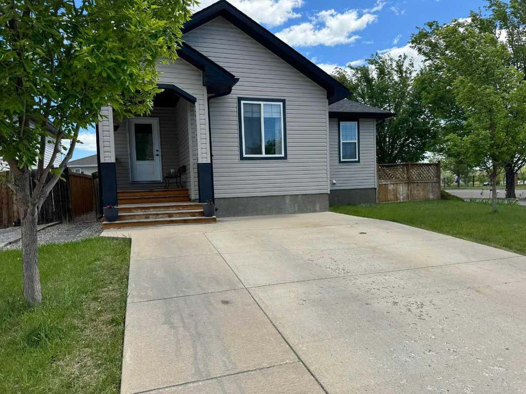Photo of 3 Aberdeen Road W, Lethbridge, AB T1J 4Y5 (MLS # A2327886)