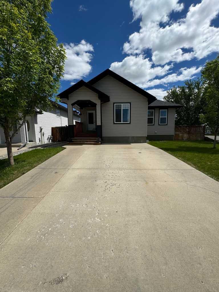 Photo of 3 Aberdeen Road W, Lethbridge, AB T1J 4Y5 (MLS # A2327886)
