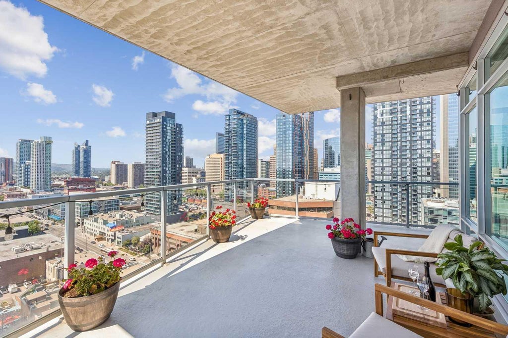 Photo of 530 12 Avenue SW #1702, Calgary, AB T2R 0B1 (MLS # A2333271)