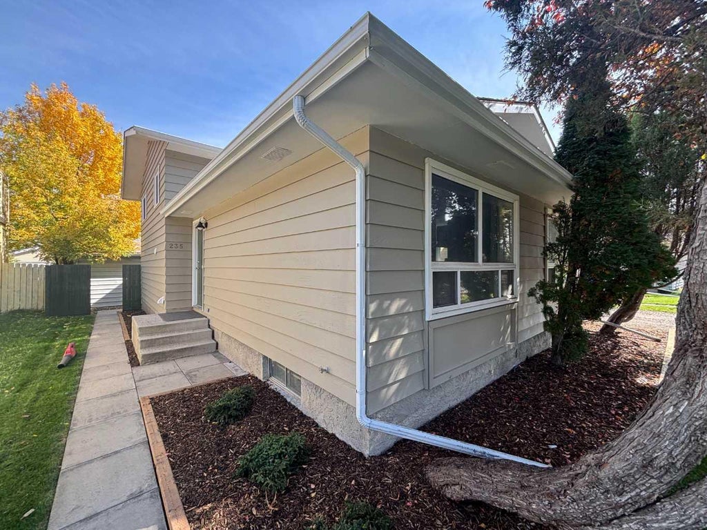 Photo of 235 Shawcliffe Circle SW, Calgary, AB T2Y 1E8 (MLS # A2347155)