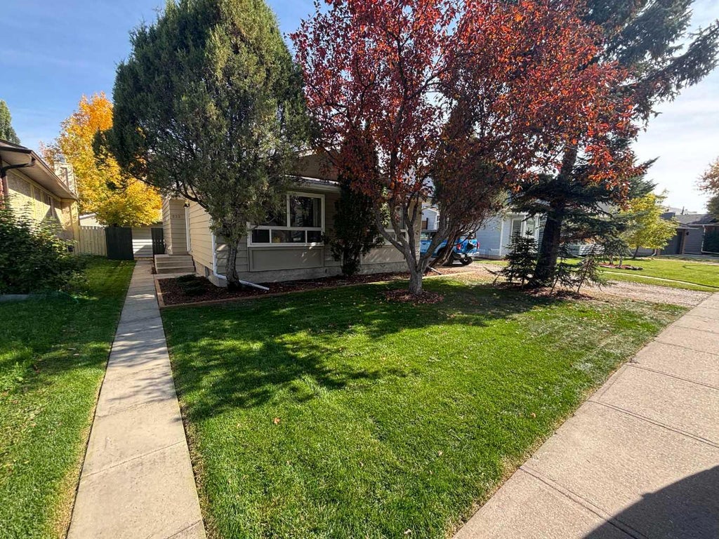 Photo of 235 Shawcliffe Circle SW, Calgary, AB T2Y 1E8 (MLS # A2347155)