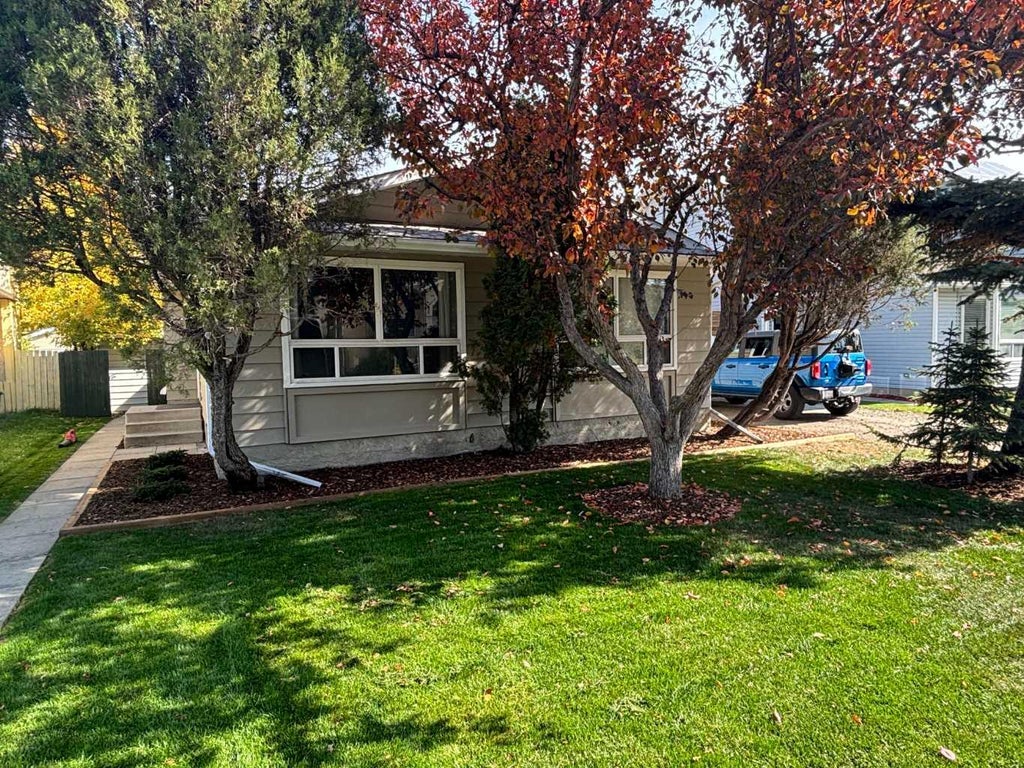 Photo of 235 Shawcliffe Circle SW, Calgary, AB T2Y 1E8 (MLS # A2347155)