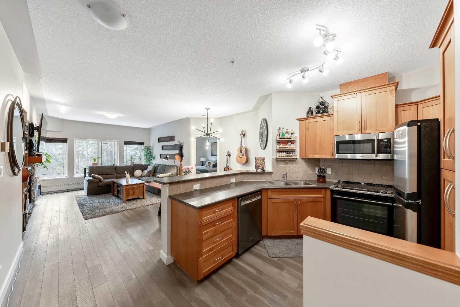 10 Discovery Ridge Close SW 206