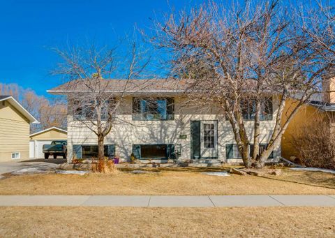 Photo of 10012 Oakfield Drive SW, Calgary, AB T2V 4B4 (MLS # A2315669)
