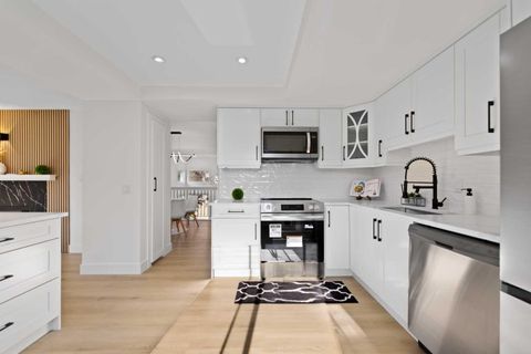 26 Glamis Gardens SW Calgary AB T3E 6S4