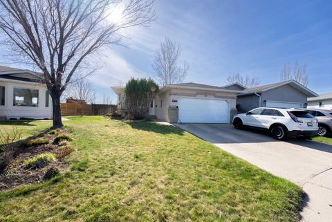 Photo of 152 Mt Rundle Road W, Lethbridge, AB T1K 7G1 (MLS # A2306631)