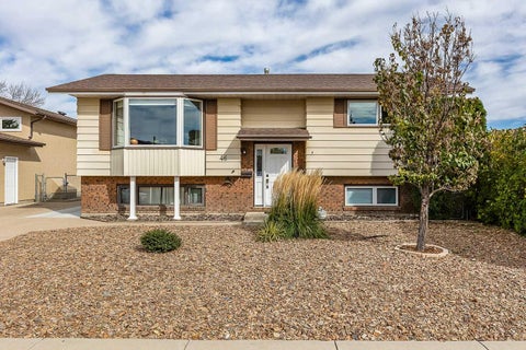 Photo of 46 Ross Haven Place SE, Medicine Hat, AB T1B 2V1 (MLS # A2352941)