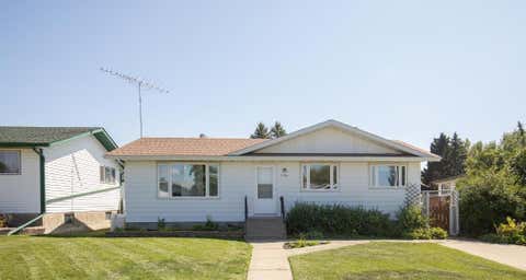 Photo of 3706 51 Avenue Ave, Innisfail, AB T4G 1H6 (MLS # A2332435)