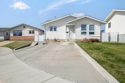 Photo of 10 Rossmere Place SE, Medicine Hat, AB T1B 2L6 (MLS # A2319786)