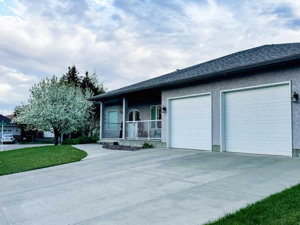 Photo of 201 Aspen Way, Vulcan, AB T0L 2B0 (MLS # A2283694)