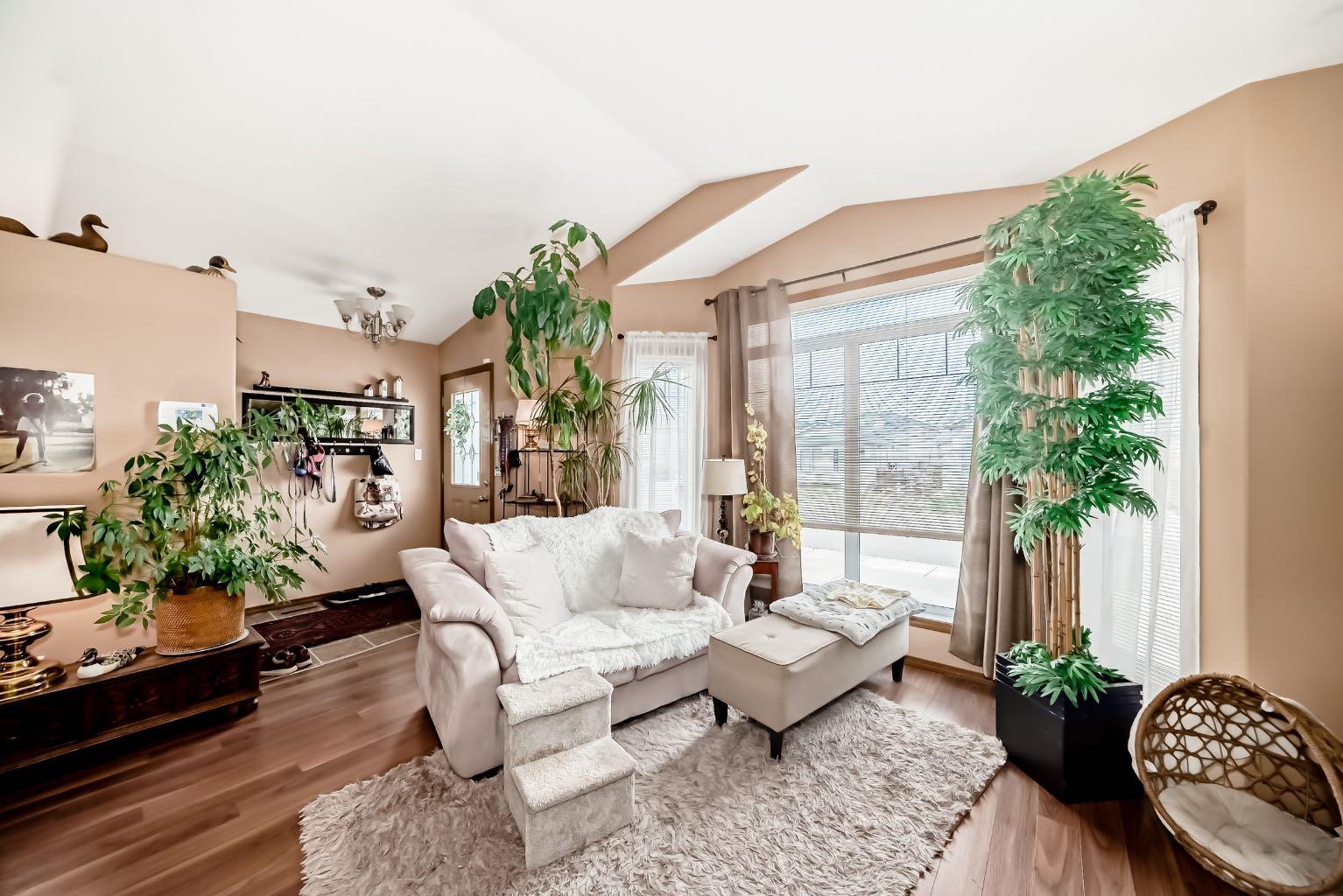 493 Squamish Lane W