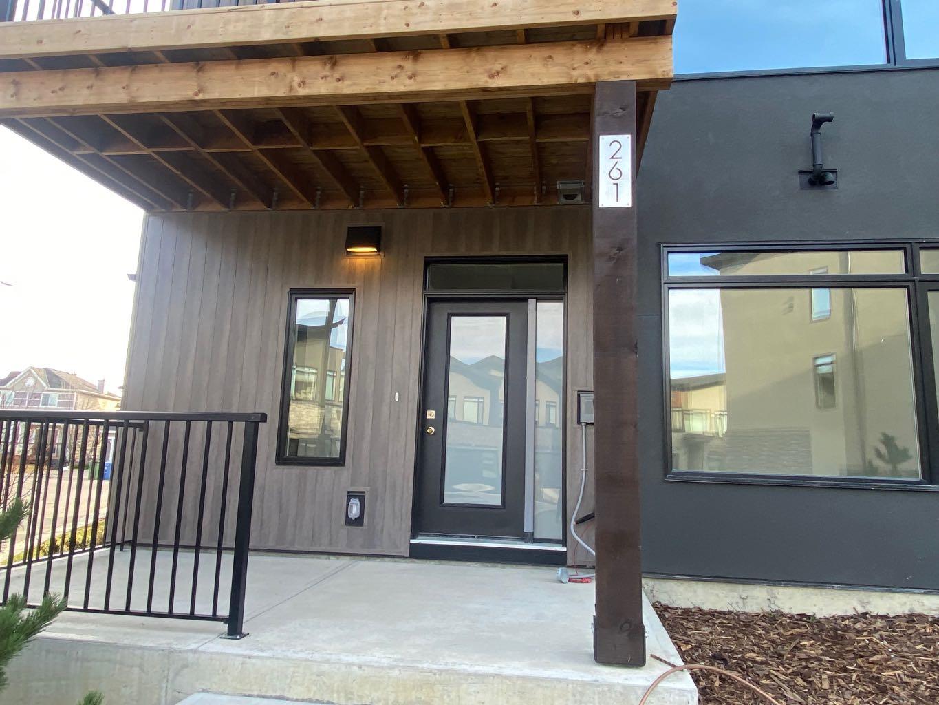 261 Royal Elm Road NW