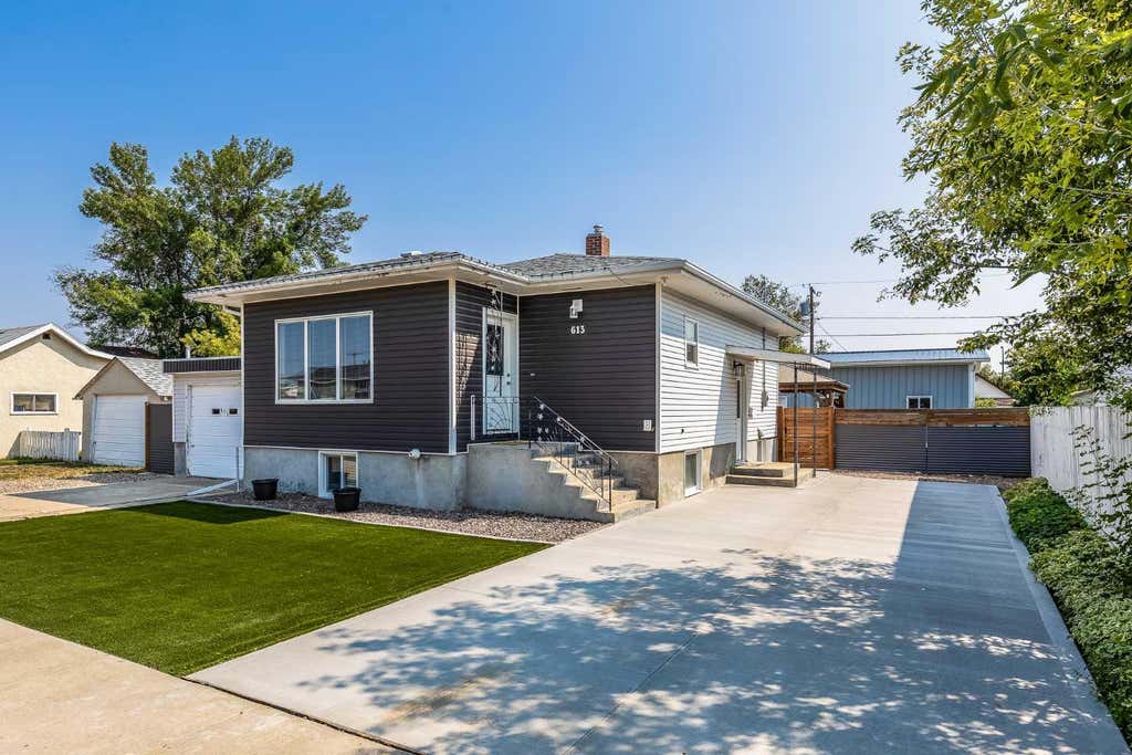 Photo of 613 1 Street SE, Redcliff, AB T0J 2P0 (MLS # A2338675)