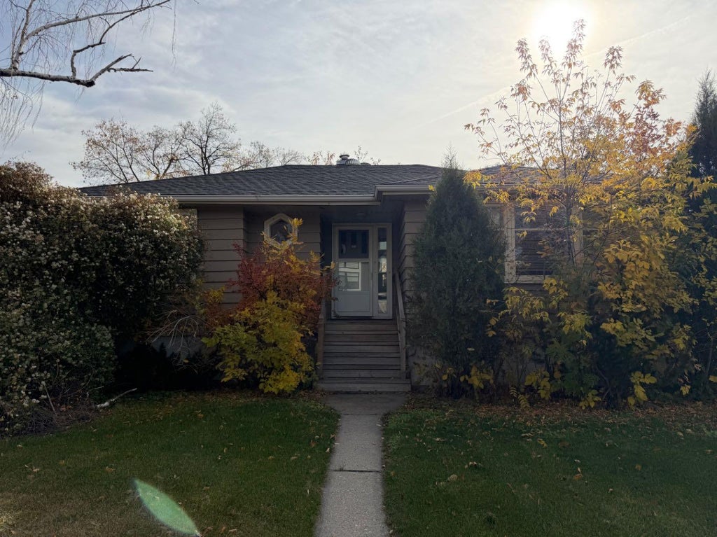 Photo of 704 33 Street NW, Calgary, AB T2N 2W6 (MLS # A2351232)