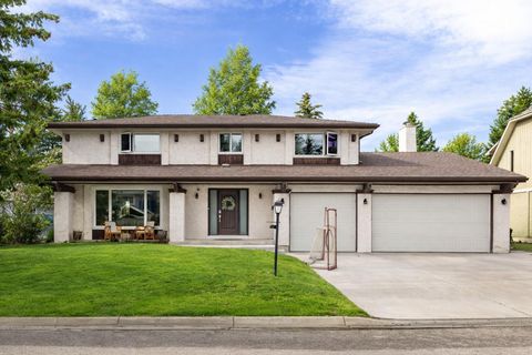 Photo of 504 Varsity Estates Bay NW, Calgary, AB T3B 2W8 (MLS # A2295009)