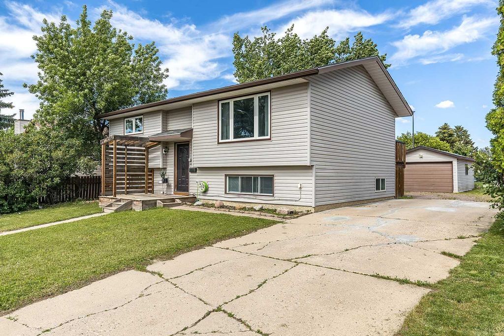 Photo of 516 Sissons Crescent SE, Medicine Hat, AB T1B 2J9 (MLS # A2324219)