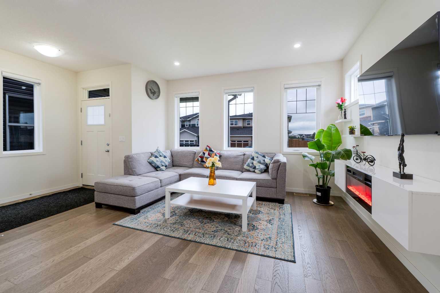 117 Midtown Close SW