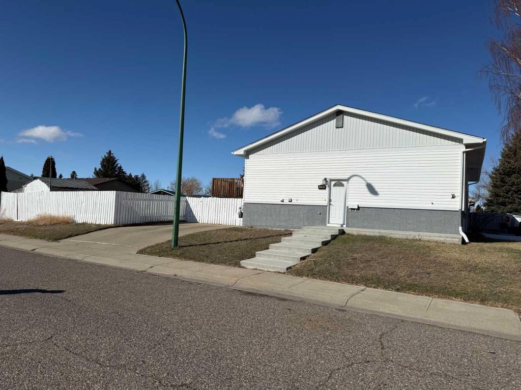 Photo of 1206 6 Street N, Lethbridge, AB T1H 1Y5 (MLS # A2292239)