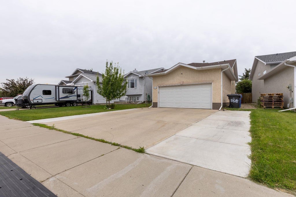 Photo of 568 Heritage Boulevard W, Lethbridge, AB T1K 7S4 (MLS # A2328009)