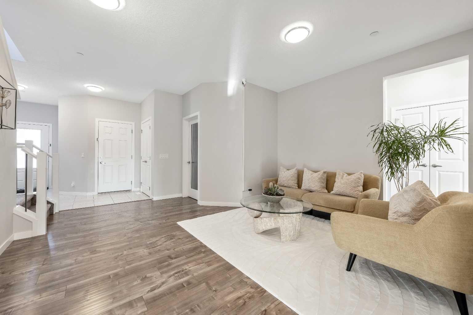 240 Lucas Crescent NW