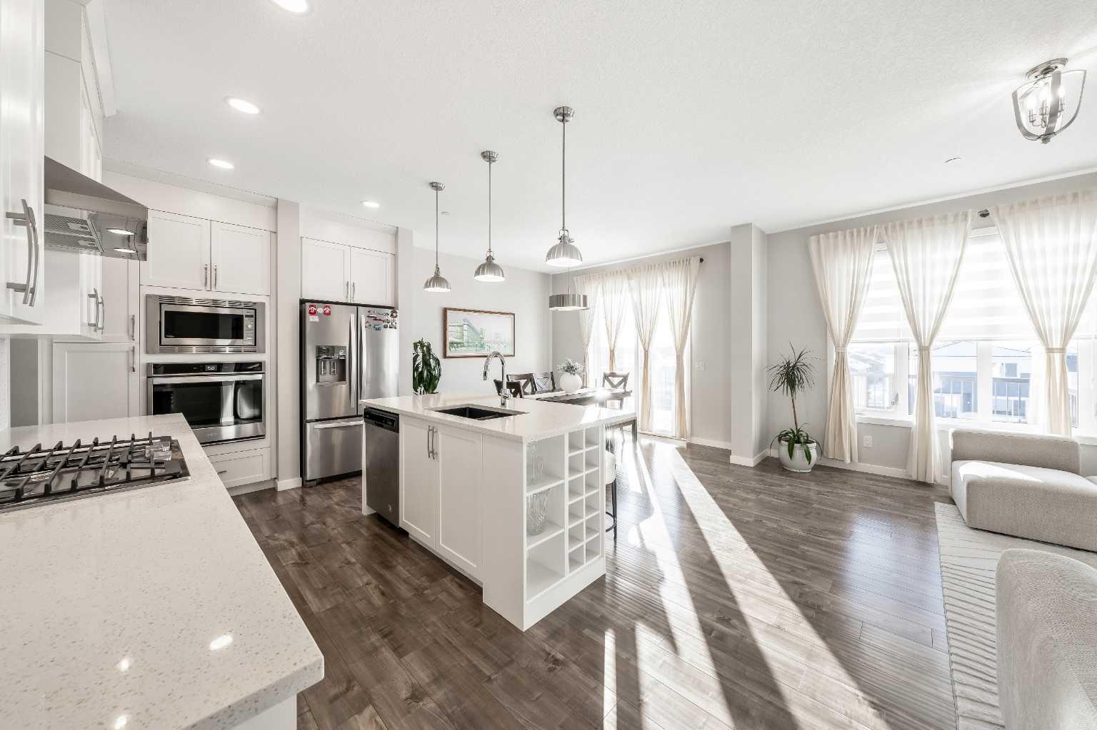 240 Lucas Crescent NW