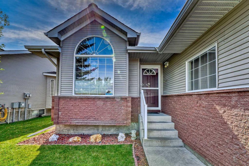 Photo of 7 Scotia Landing NW, Calgary, AB T3L 3K2 (MLS # A2282261)