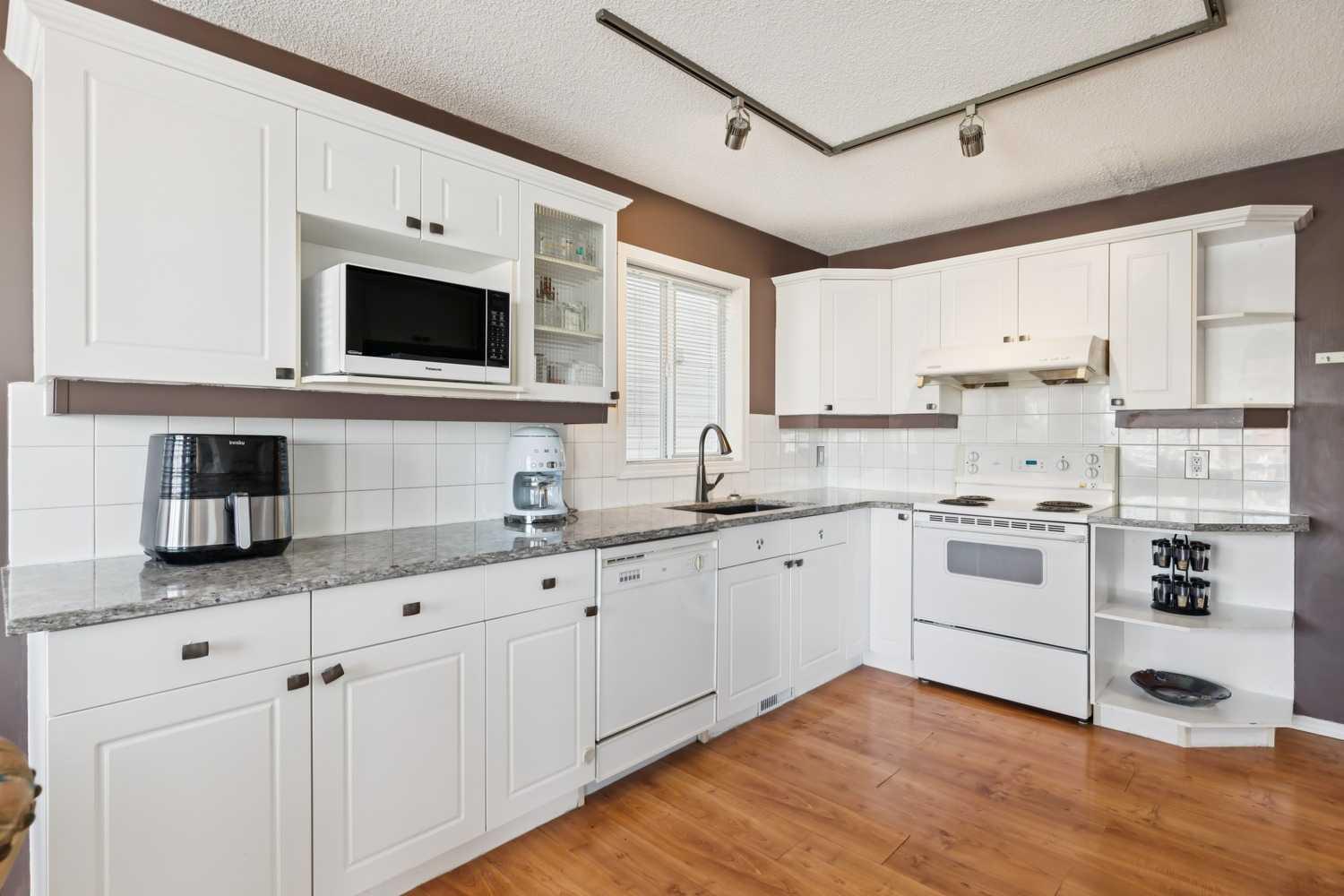 18 Bridlewood Way SW