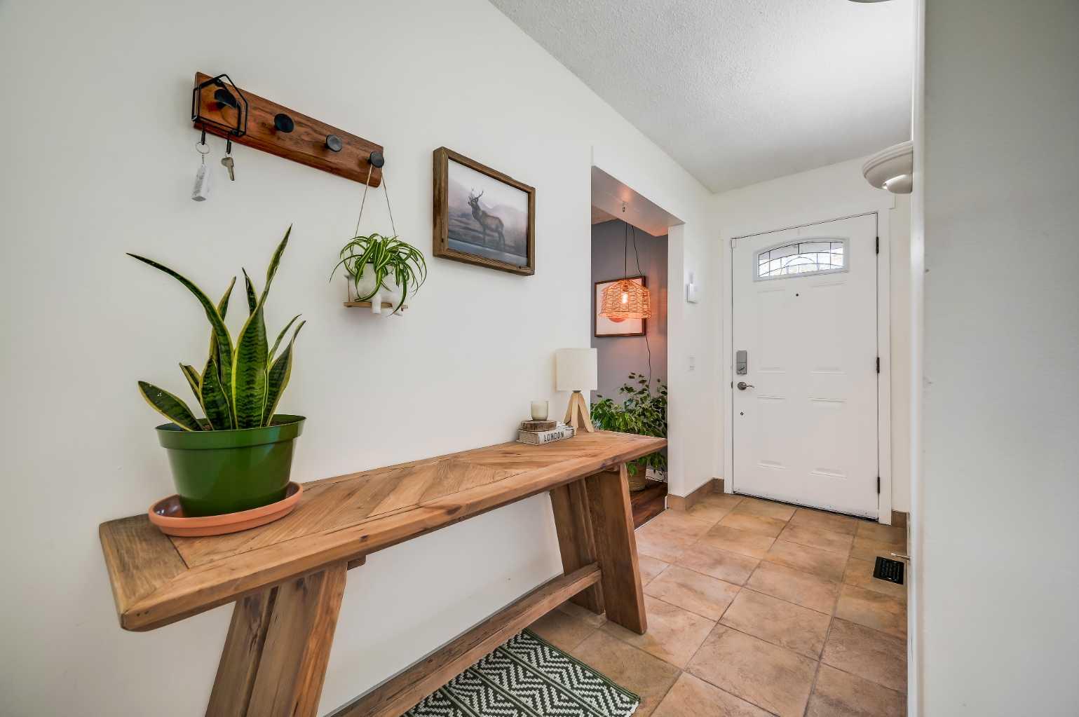 828 Queensland Drive SE