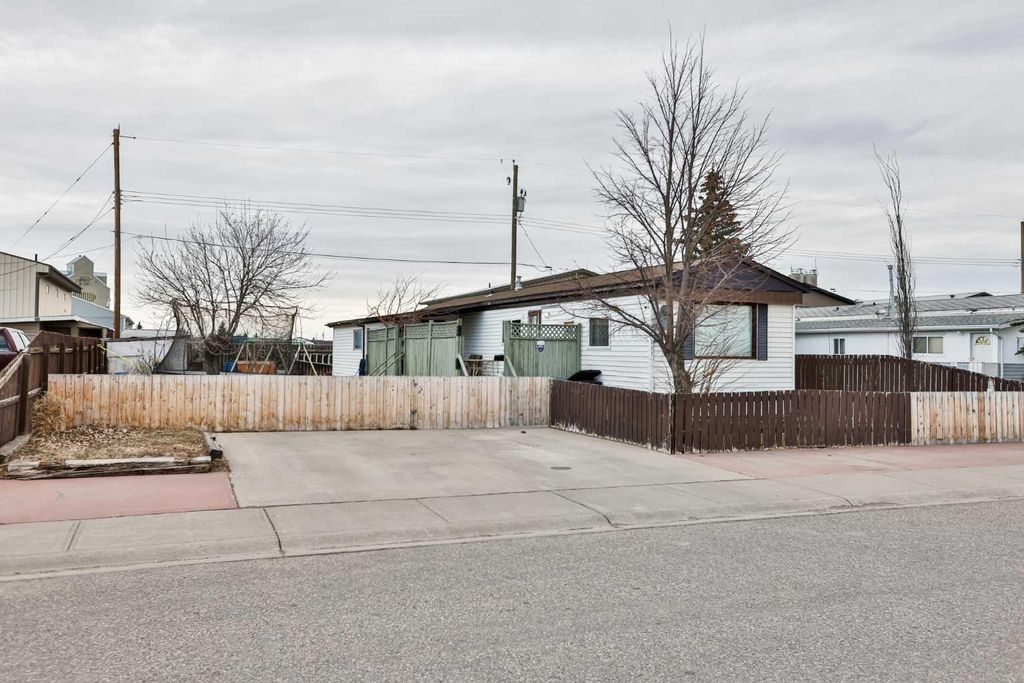 Photo of 111 11 Street, Fort Macleod, AB T0K 0Z0 (MLS # A2294302)