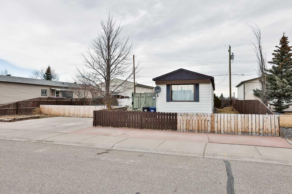 Photo of 111 11 Street, Fort Macleod, AB T0K 0Z0 (MLS # A2294302)