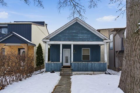 1517 19 Avenue NW Calgary AB T2M 1A9