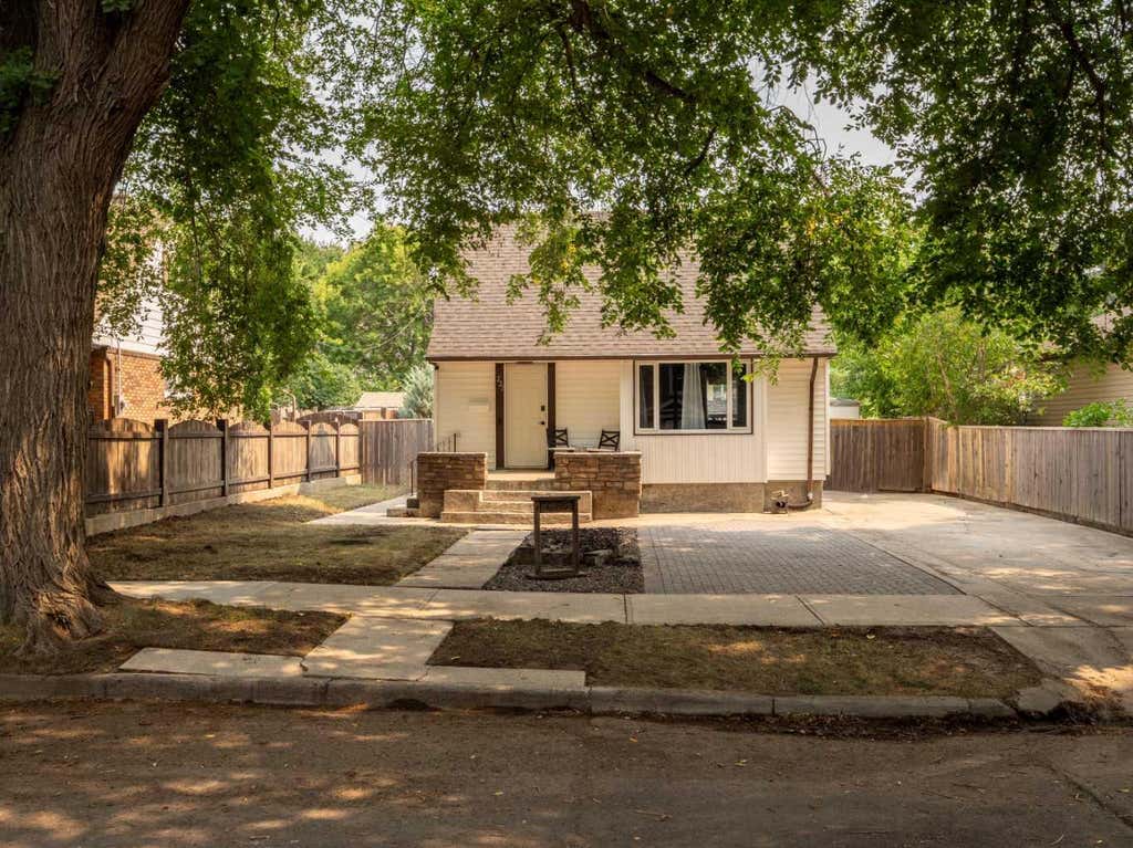 Photo of 731 17 Street N, Lethbridge, AB T1H 3E2 (MLS # A2336087)