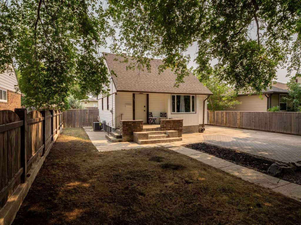 Photo of 731 17 Street N, Lethbridge, AB T1H 3E2 (MLS # A2336087)