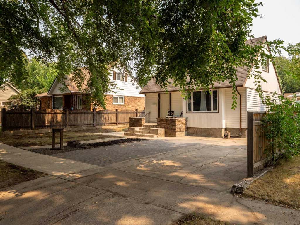 Photo of 731 17 Street N, Lethbridge, AB T1H 3E2 (MLS # A2336087)