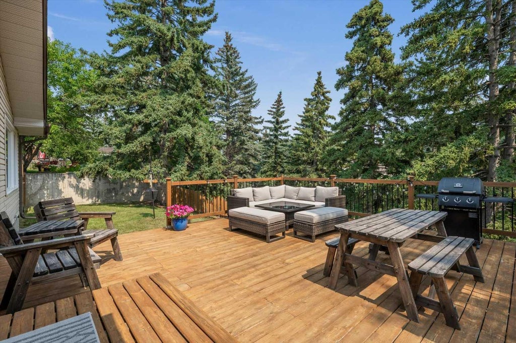 Photo of 424 Silver Valley Drive NW, Calgary, AB T3B 4C2 (MLS # A2333644)