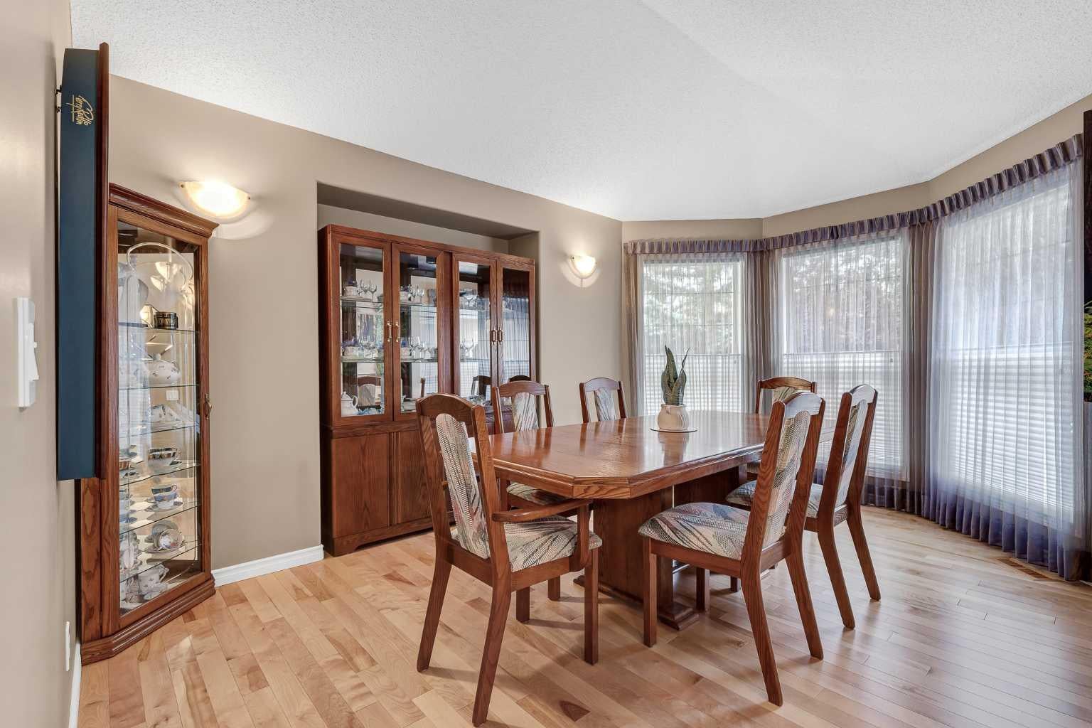 10 Strathlea Grove SW