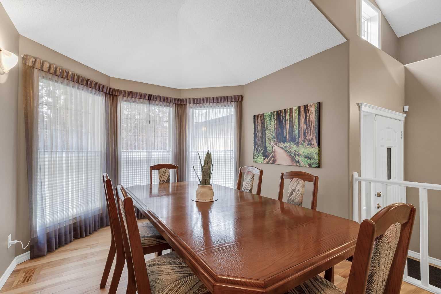 10 Strathlea Grove SW