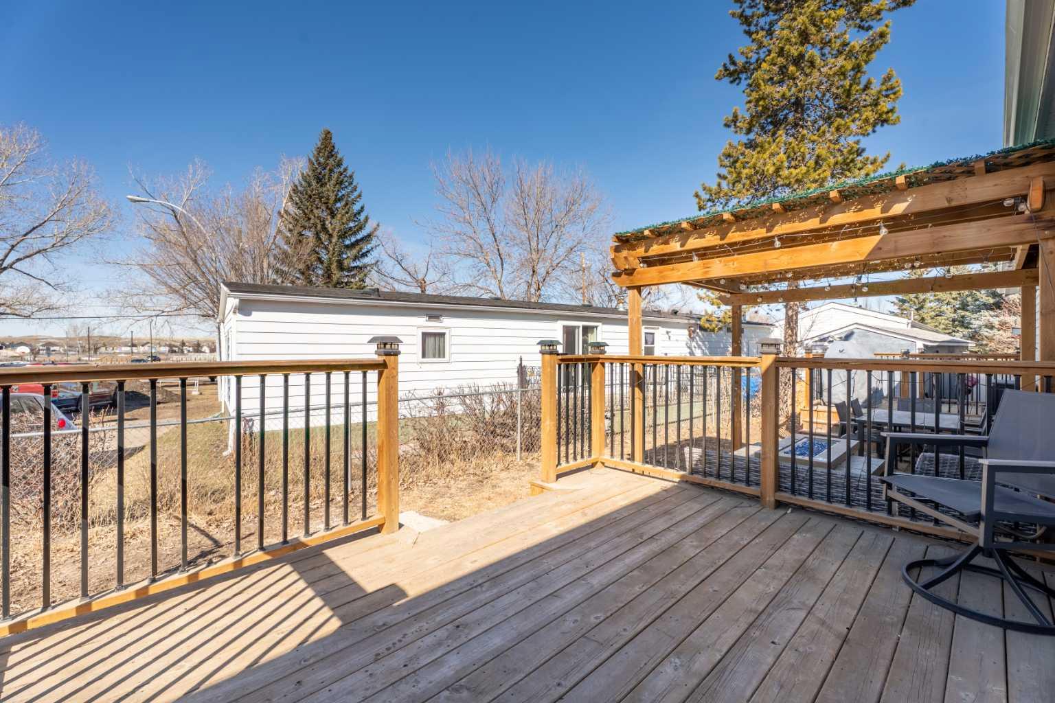 649 Main Street N 53