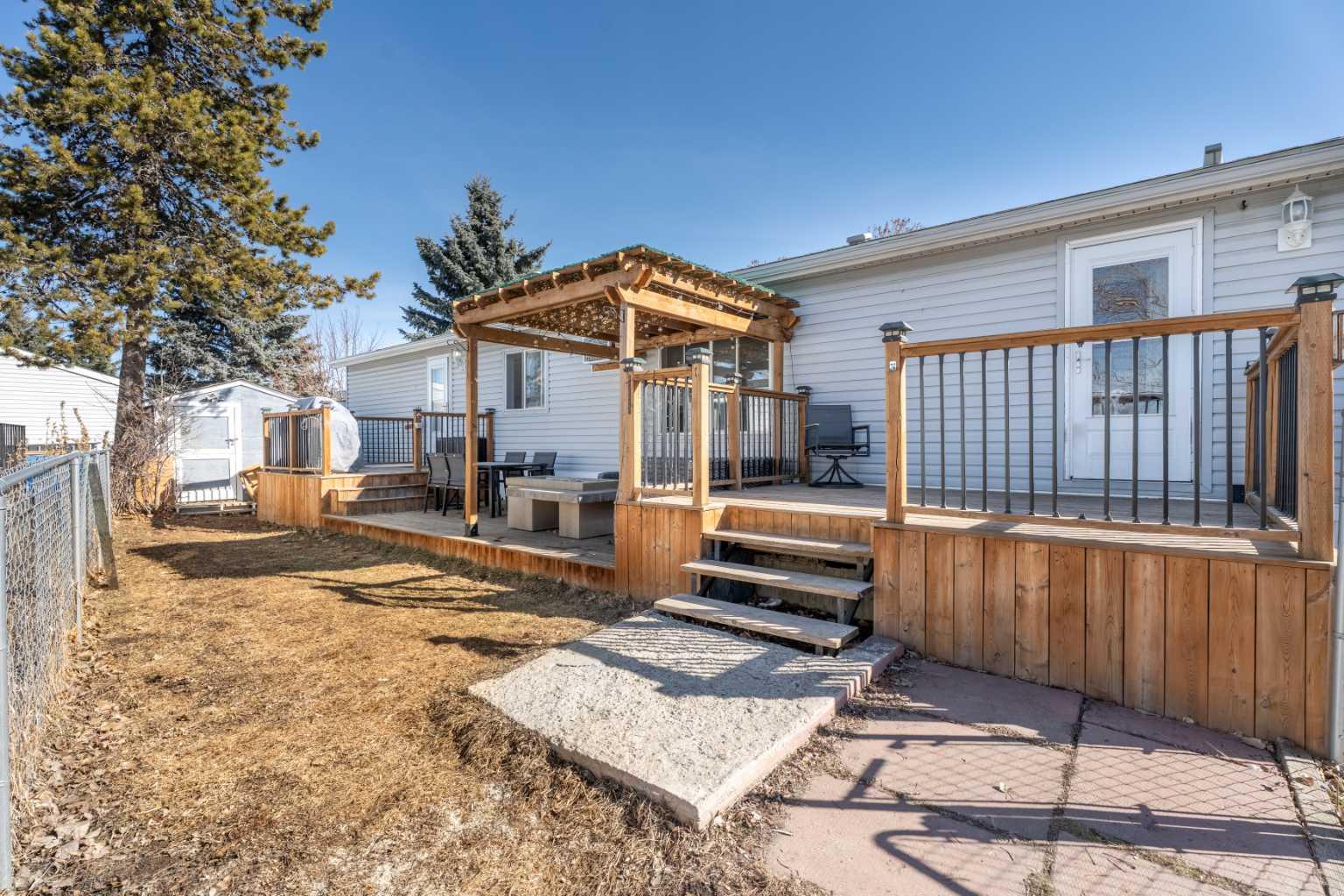 649 Main Street N 53